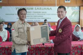 Sumbangan Alumni di Yudisium 