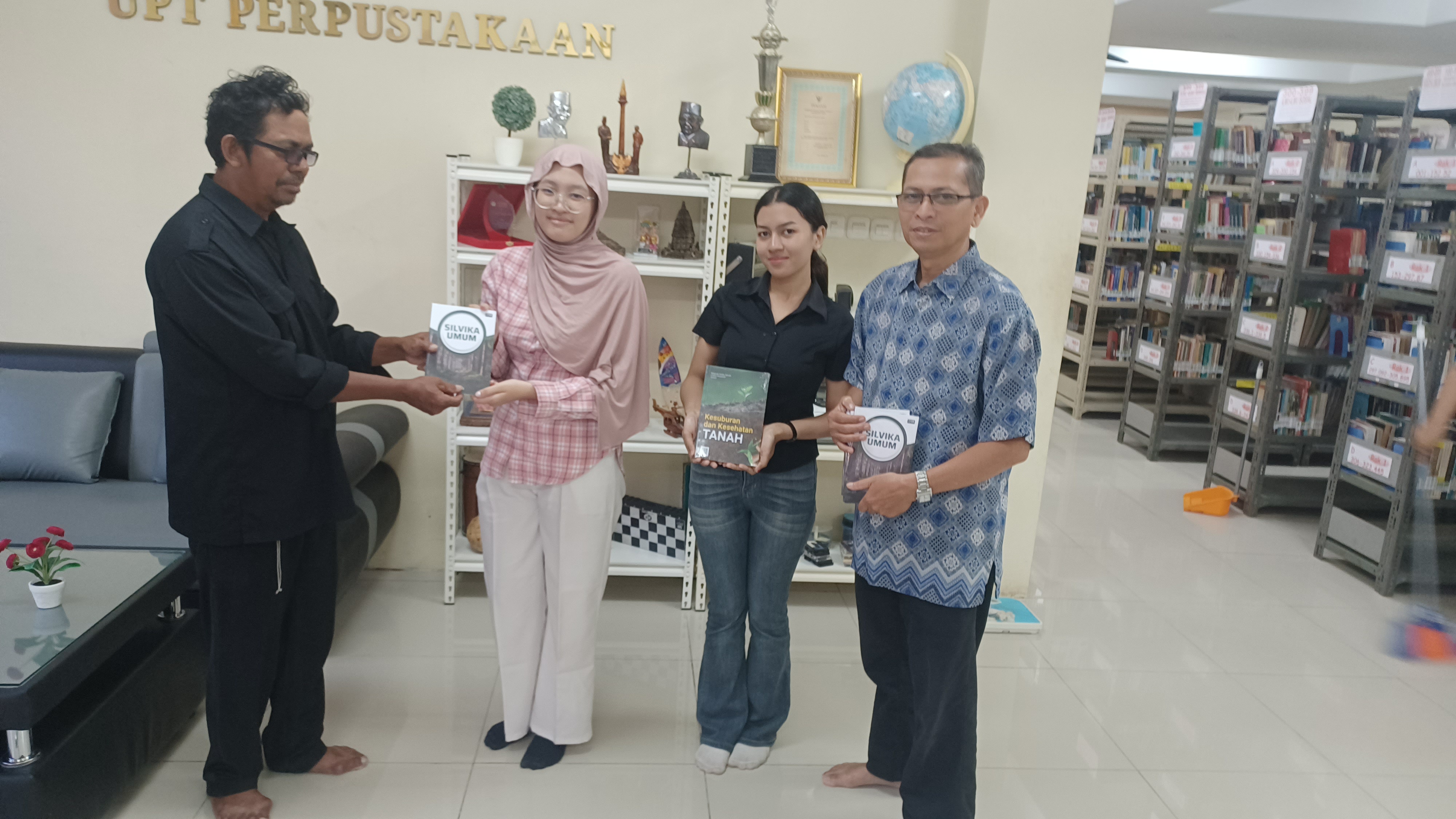 Penyerahan Buku Keperpus Pusat Untag Samarinda